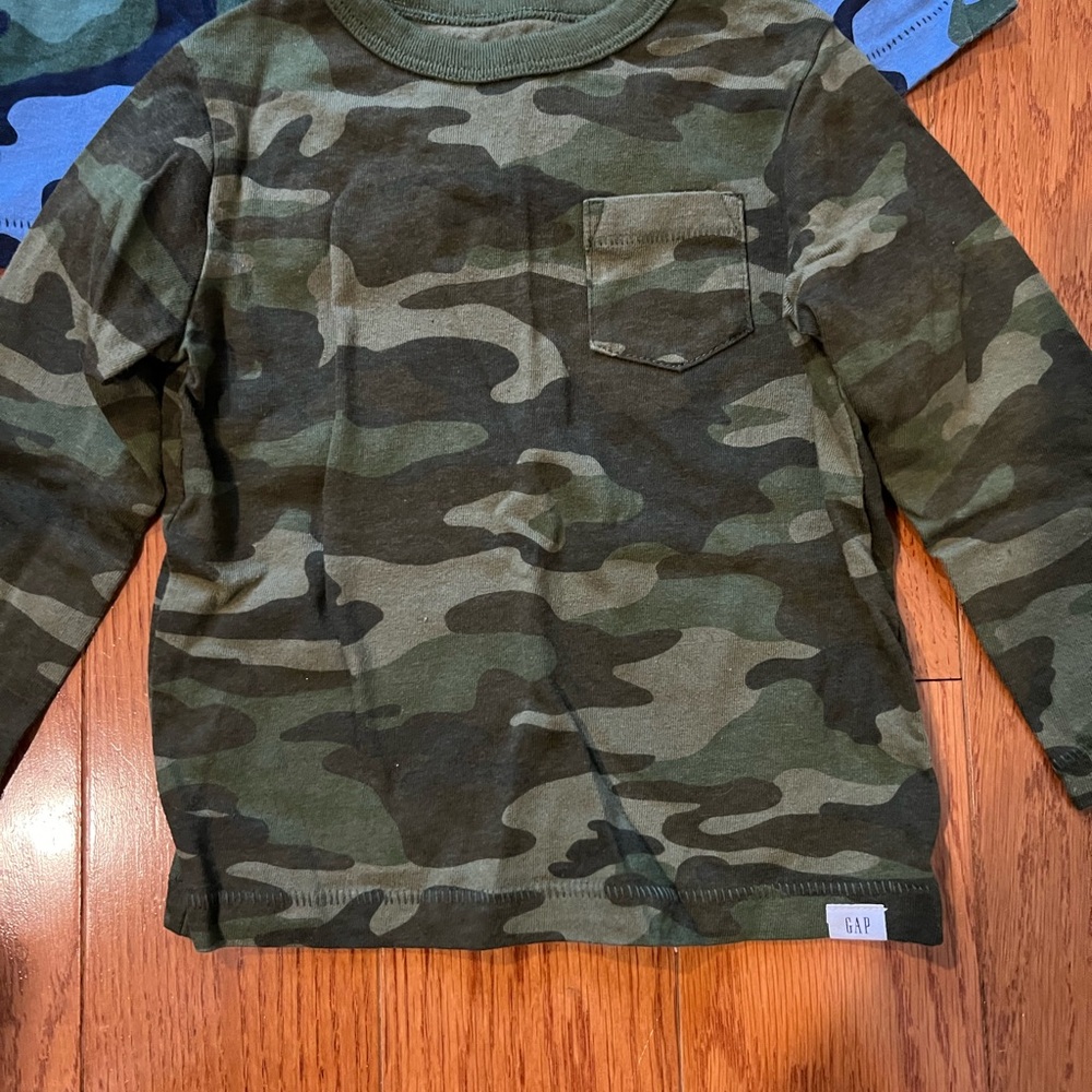 GAP Kids like new Blue and Green Camouflage Long Sleeve Tees - Picture 2 of 11